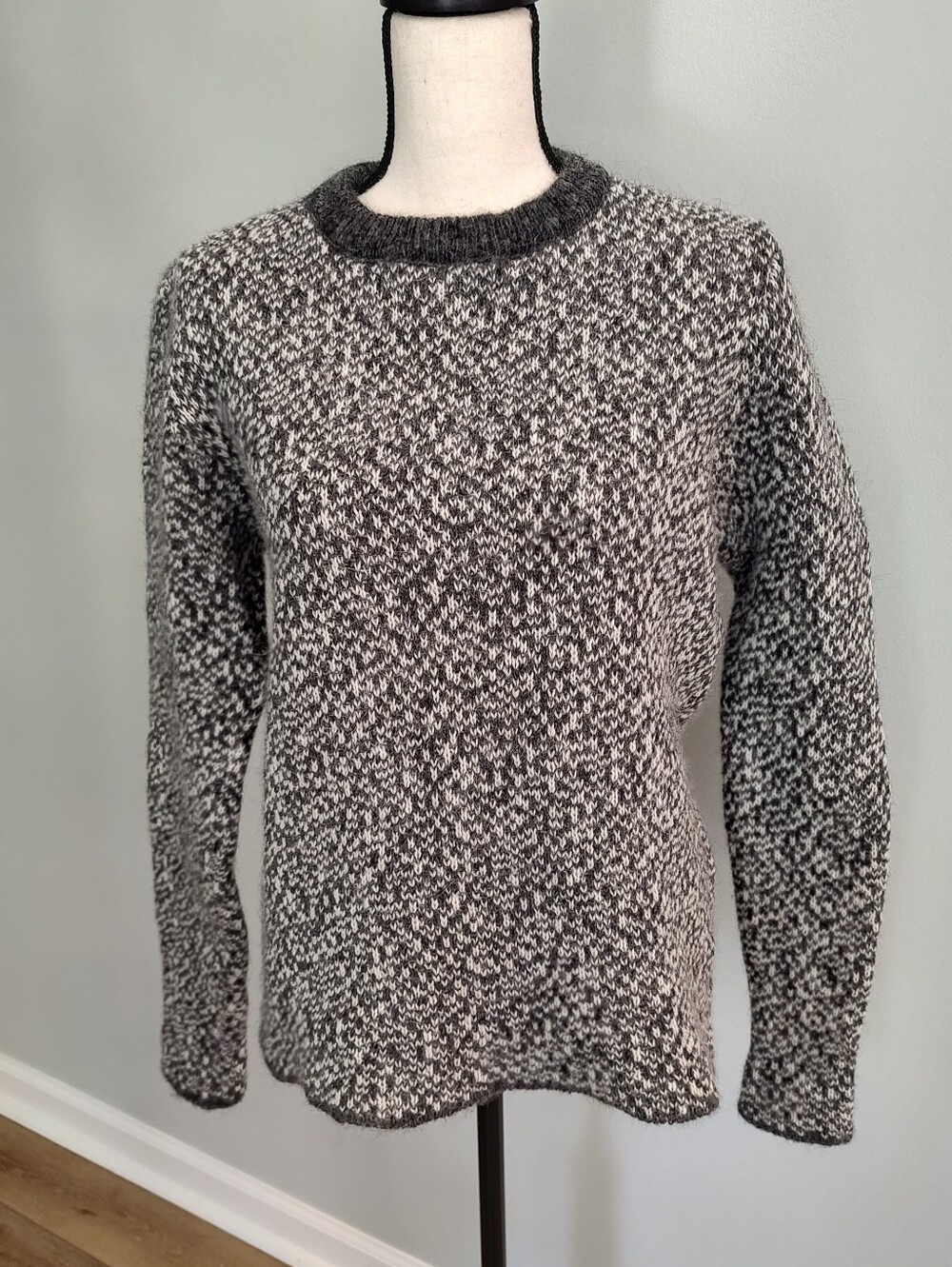 Varma The Warmth Of Iceland Wool Gray White Fuzzy Sweater Crewneck Small